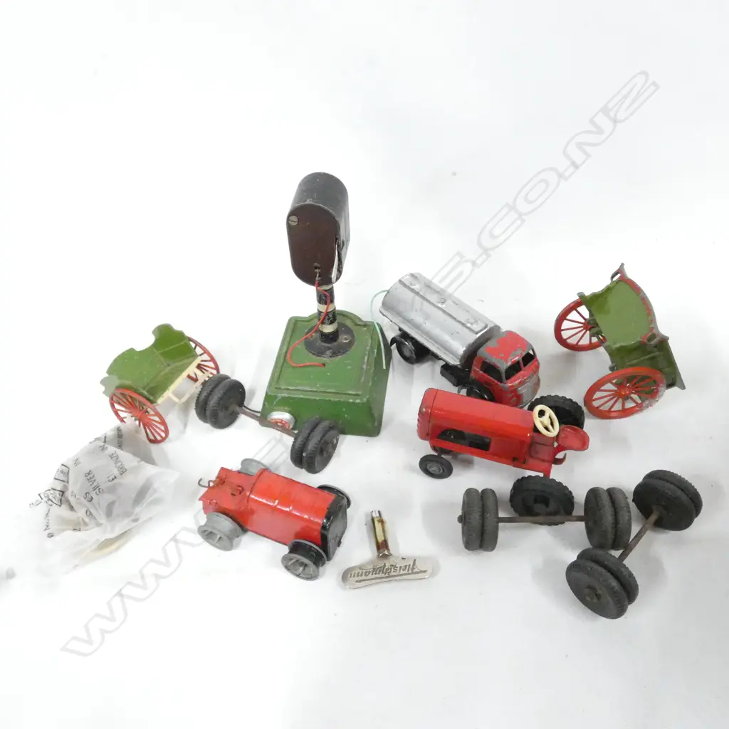 MIXED BOX LOT SM. TOYS; DIE CAST / SPARE WHEELS / KEY ETC. Image 1++